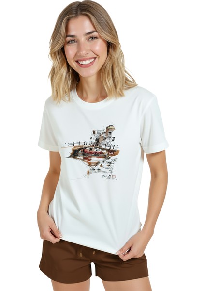 Kadın Beyaz Relaxed Fit %100 Pamuk Tişört – Suluboya Köprü & Liman Illüstrasyonlu modelleri
