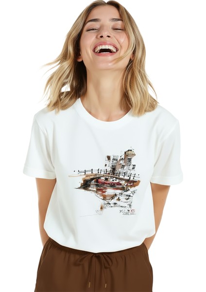 Kadın Beyaz Relaxed Fit %100 Pamuk Tişört – Suluboya Köprü & Liman Illüstrasyonlu indirimleri