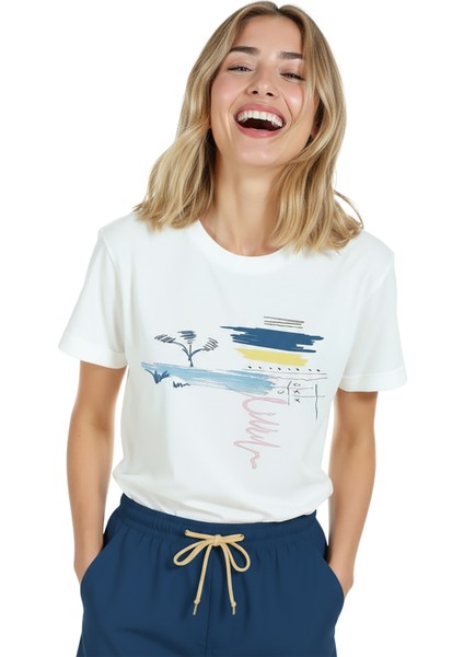 Kadın Beyaz Relaxed Fit %100 Pamuk Tişört – Soyut Suluboya Deniz & Palmiye Baskılı modelleri