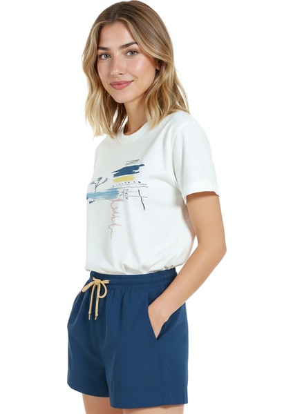 Kadın Beyaz Relaxed Fit %100 Pamuk Tişört – Soyut Suluboya Deniz & Palmiye Baskılı fırsatları