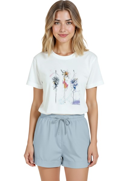 Kadın Beyaz Relaxed Fit %100 Pamuk Tişört – Suluboya Çiçekler & Ince Mürekkep Eskiz Baskılı