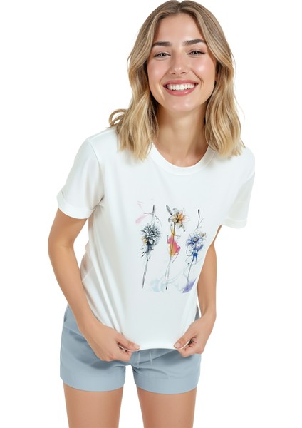 Kadın Beyaz Relaxed Fit %100 Pamuk Tişört – Suluboya Çiçekler & Ince Mürekkep Eskiz Baskılı modelleri