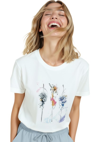 Kadın Beyaz Relaxed Fit %100 Pamuk Tişört – Suluboya Çiçekler & Ince Mürekkep Eskiz Baskılı indirimleri