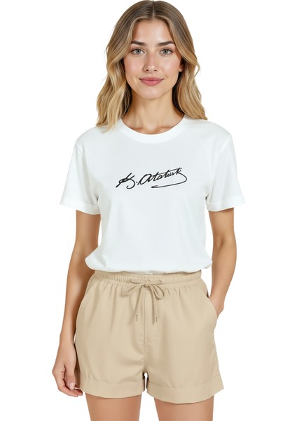 Kadın Beyaz Relaxed Fit %100 Pamuk Tişört – Atatürk Imza Baskılı