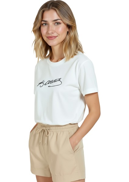 Kadın Beyaz Relaxed Fit %100 Pamuk Tişört – Atatürk Imza Baskılı fiyatları