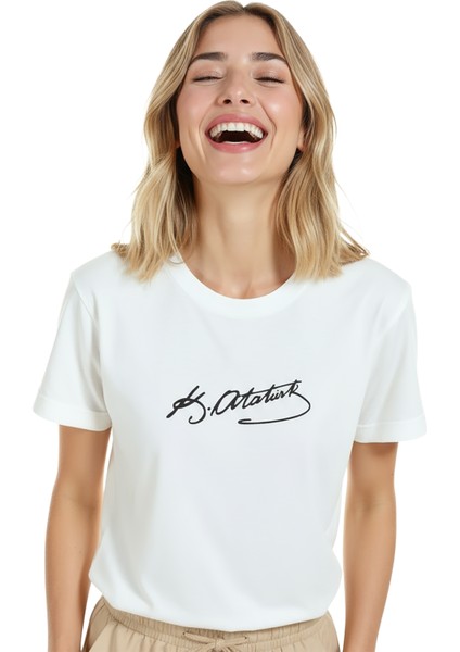 Kadın Beyaz Relaxed Fit %100 Pamuk Tişört – Atatürk Imza Baskılı modelleri