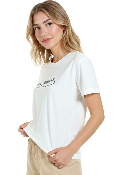 Kadın Beyaz Relaxed Fit %100 Pamuk Tişört – Atatürk Imza Baskılı fırsatları