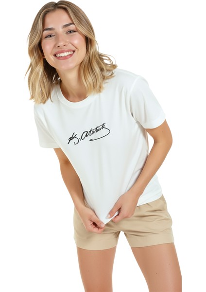 Kadın Beyaz Relaxed Fit %100 Pamuk Tişört – Atatürk Imza Baskılı indirimleri