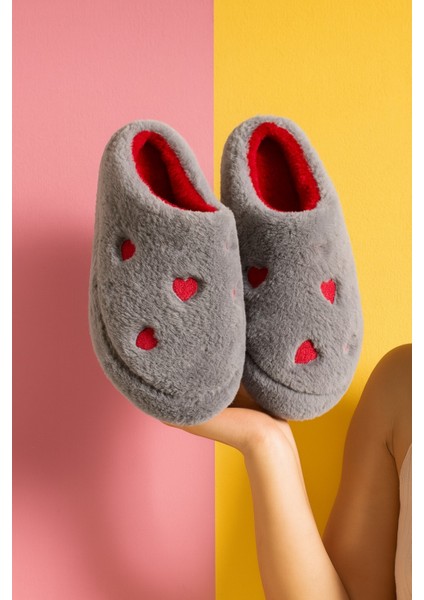 Kadın Ev Terliği Kışlık Kullanım için Yumuşak Peluş ve Kalp Desenli Tasarım