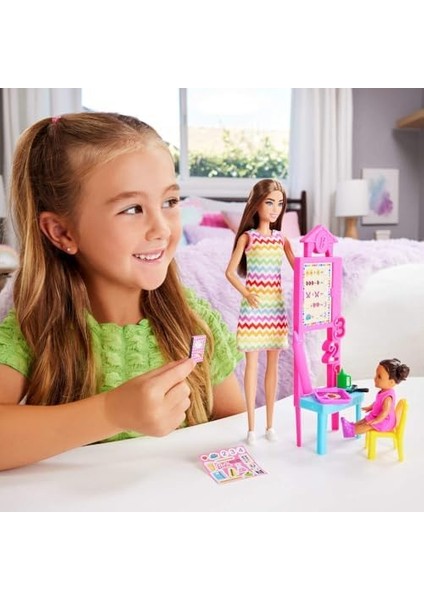Kariyer Oyun Setleri - Öğretmen Bebek Öğretmen, Saçlı Bebek, 1 Çocuk Figürü ve Öğretim Aksesuarları JCR76 fiyatları