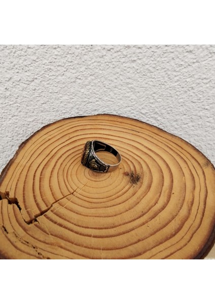 925 Ayar Gümüş Şık Tasarım Bordo Taşlı Erkek Yüzük – El Işçiliği - Yan Kenarlar Işleme Tasarımlı modelleri