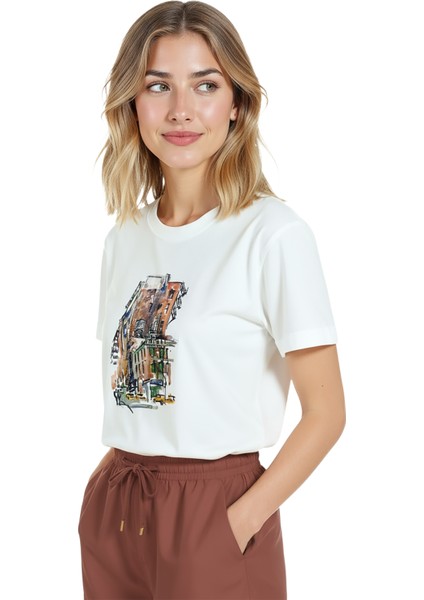 Kadın Beyaz Relaxed Fit %100 Pamuk Tişört – Şehir Köşesi Suluboya Baskılı fiyatları