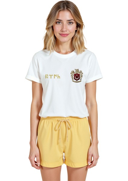 Kadın Beyaz Relaxed Fit %100 Pamuk Tişört – Göktürk Bozkurt Arma Minyatür Baskılı