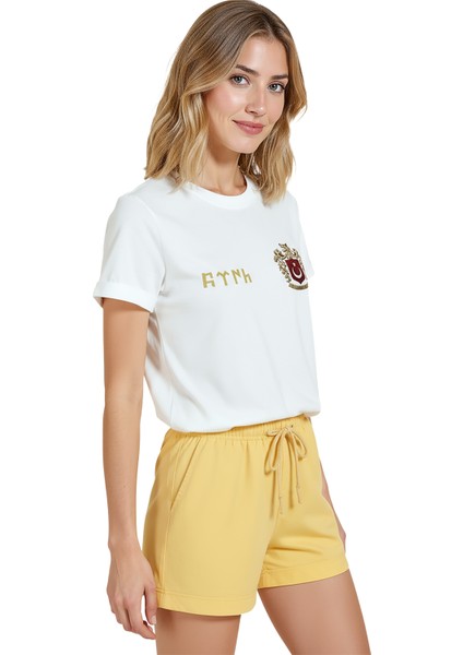 Kadın Beyaz Relaxed Fit %100 Pamuk Tişört – Göktürk Bozkurt Arma Minyatür Baskılı modelleri