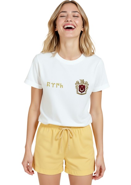 Kadın Beyaz Relaxed Fit %100 Pamuk Tişört – Göktürk Bozkurt Arma Minyatür Baskılı indirimleri