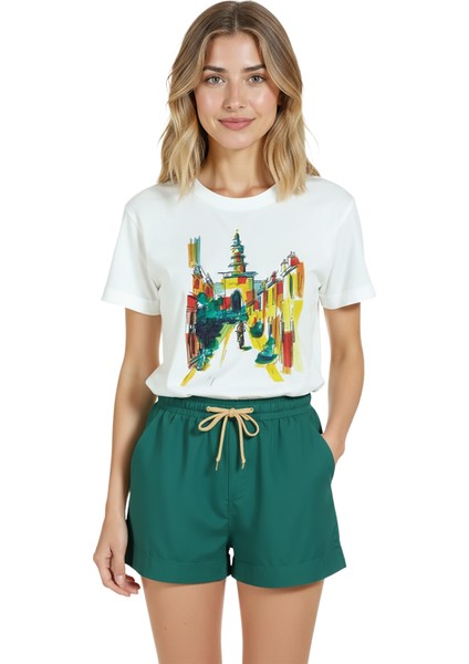 Kadın Beyaz Relaxed Fit %100 Pamuk Tişört – Renkli Sokak ve Kule Suluboya Baskılı