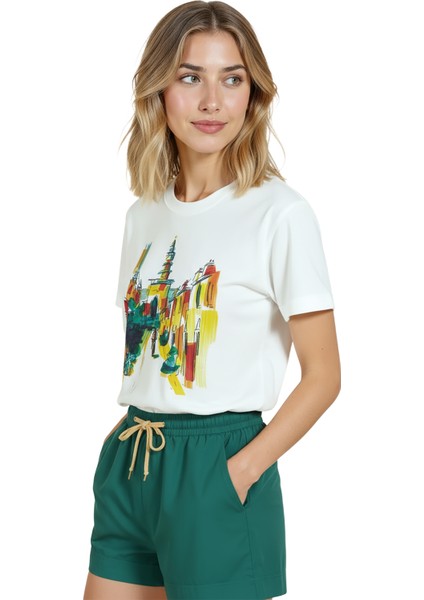 Kadın Beyaz Relaxed Fit %100 Pamuk Tişört – Renkli Sokak ve Kule Suluboya Baskılı fiyatları