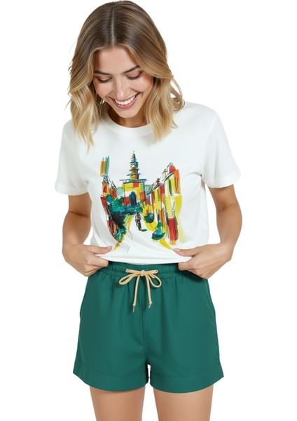 Kadın Beyaz Relaxed Fit %100 Pamuk Tişört – Renkli Sokak ve Kule Suluboya Baskılı modelleri