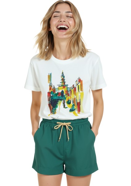 Kadın Beyaz Relaxed Fit %100 Pamuk Tişört – Renkli Sokak ve Kule Suluboya Baskılı indirimleri