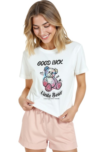 Kadın Beyaz Relaxed Fit %100 Pamuk Tişört – Grafiti Teddy Bear & ''good Luck'' Baskılı modelleri