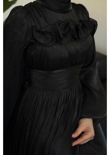 Maryam Altı ve Göğüs Kısmı Fırfırlı Janjan Abiye Siyah indirimleri