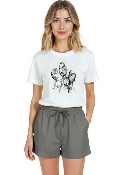 Kadın Beyaz Relaxed Fit %100 Pamuk Tişört – Monokrom Soyut Yüzler Baskılı