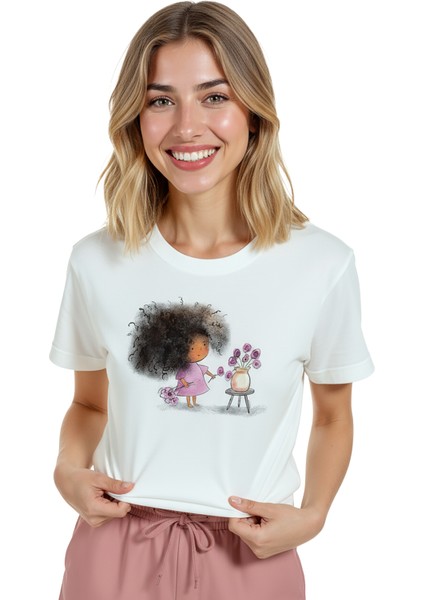 Kadın Beyaz Relaxed Fit %100 Pamuk Tişört – Suluboya Kız & Çiçek Vazo Baskılı modelleri