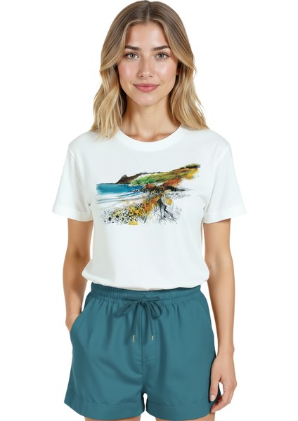 Kadın Beyaz Relaxed Fit %100 Pamuk Tişört – Suluboya Kıyı Manzarası Baskılı