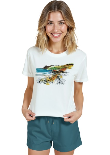 Kadın Beyaz Relaxed Fit %100 Pamuk Tişört – Suluboya Kıyı Manzarası Baskılı modelleri