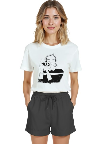 Kadın Beyaz Relaxed Fit %100 Pamuk Tişört – Çizgisel Fotoğrafçı & Kamera Baskılı