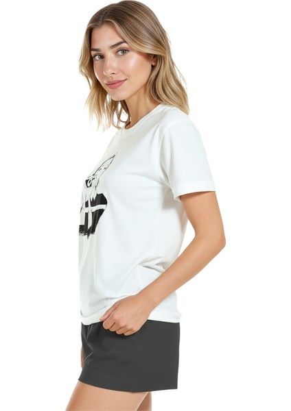 Kadın Beyaz Relaxed Fit %100 Pamuk Tişört – Çizgisel Fotoğrafçı & Kamera Baskılı fiyatları