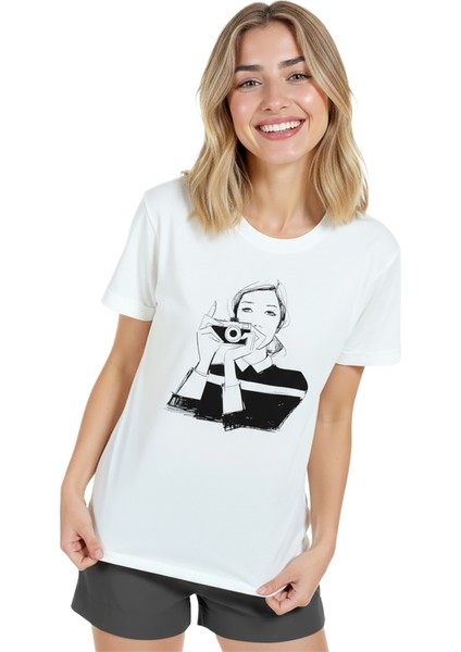 Kadın Beyaz Relaxed Fit %100 Pamuk Tişört – Çizgisel Fotoğrafçı & Kamera Baskılı modelleri