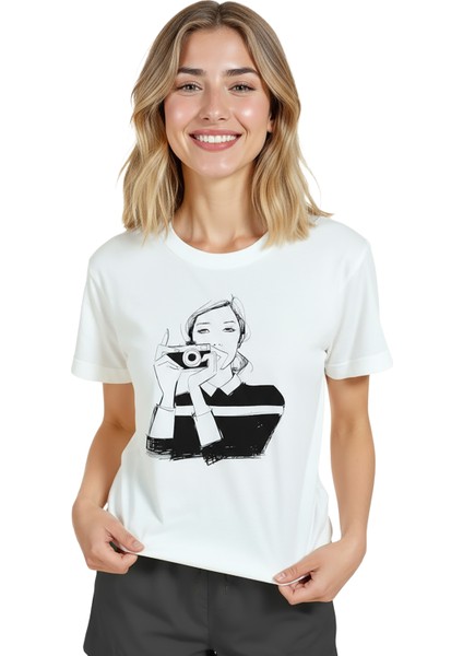 Kadın Beyaz Relaxed Fit %100 Pamuk Tişört – Çizgisel Fotoğrafçı & Kamera Baskılı indirimleri