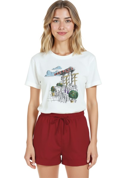 Kadın Beyaz Relaxed Fit %100 Pamuk Tişört – Suluboya Kafe Teras & Bahçe Masası Baskılı