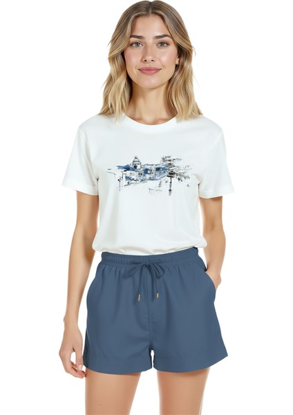 Kadın Beyaz Relaxed Fit %100 Pamuk Tişört – Suluboya Şehir Manzarası & Mavi Vurgu Baskılı