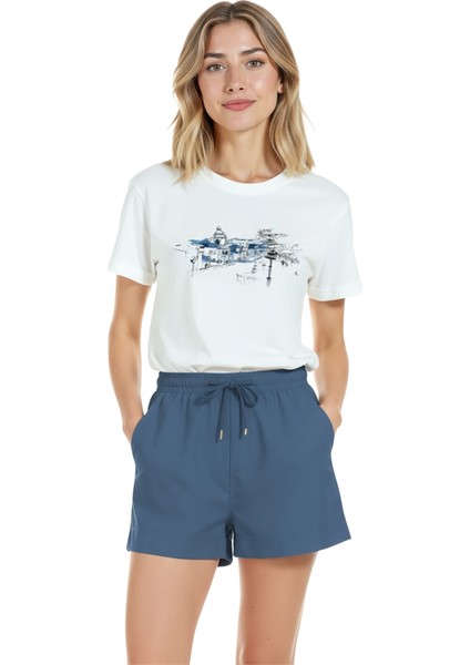Kadın Beyaz Relaxed Fit %100 Pamuk Tişört – Suluboya Şehir Manzarası & Mavi Vurgu Baskılı modelleri