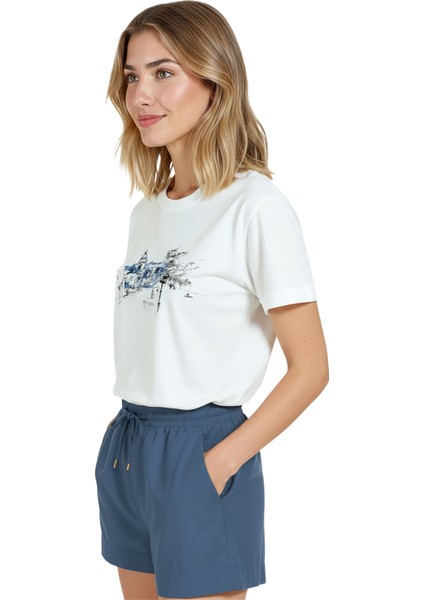 Kadın Beyaz Relaxed Fit %100 Pamuk Tişört – Suluboya Şehir Manzarası & Mavi Vurgu Baskılı fırsatları