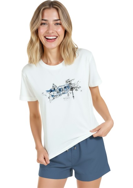 Kadın Beyaz Relaxed Fit %100 Pamuk Tişört – Suluboya Şehir Manzarası & Mavi Vurgu Baskılı indirimleri