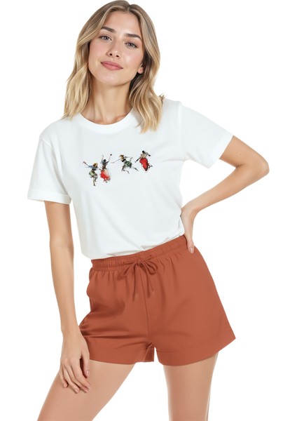 Kadın Beyaz Relaxed Fit %100 Pamuk Tişört – Suluboya Dans Figürleri Baskılı modelleri