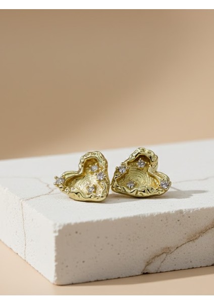 Heykelsi Dokulu Asimetrik Kalp Zirkon Küpe (Melted Heart) fiyatları