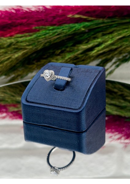 925 Ayar Gümüş Zirkon Taşlı Kalpli Lüks Kadın Yüzük