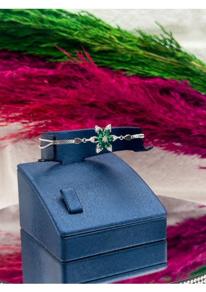 925 Ayar Gümüş Zümrüt Taşlı Lotus Modeli Zarif Kadın Bileklik