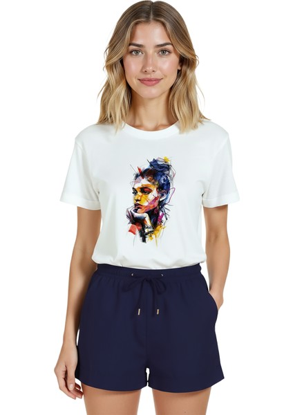Kadın Beyaz Relaxed Fit %100 Pamuk Tişört – Çok Renkli Portre Suluboya & Karakalem Baskılı