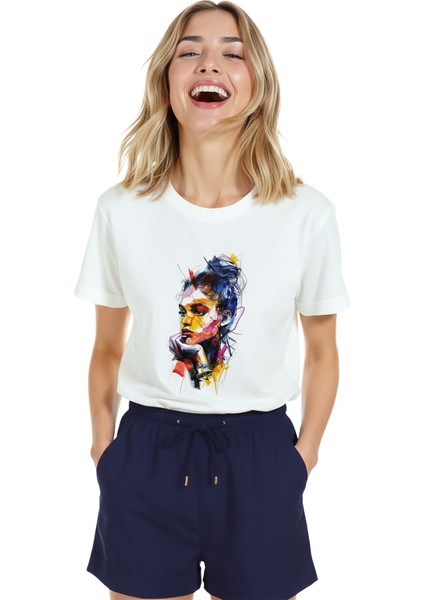 Kadın Beyaz Relaxed Fit %100 Pamuk Tişört – Çok Renkli Portre Suluboya & Karakalem Baskılı indirimleri