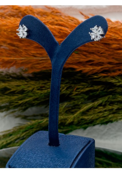 925 Ayar Gümüş Zirkon Taşlı Yonca Modeli Lüks Kadın Küpe fiyatları