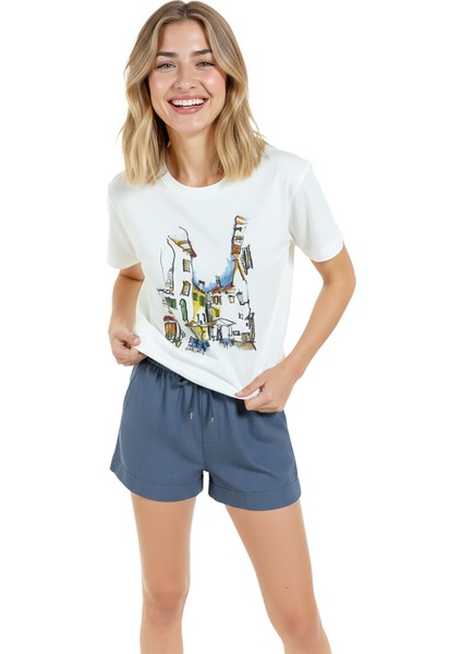 Kadın Beyaz Relaxed Fit %100 Pamuk Tişört – Sokak Kafeleri & Renkli Evler Baskılı modelleri