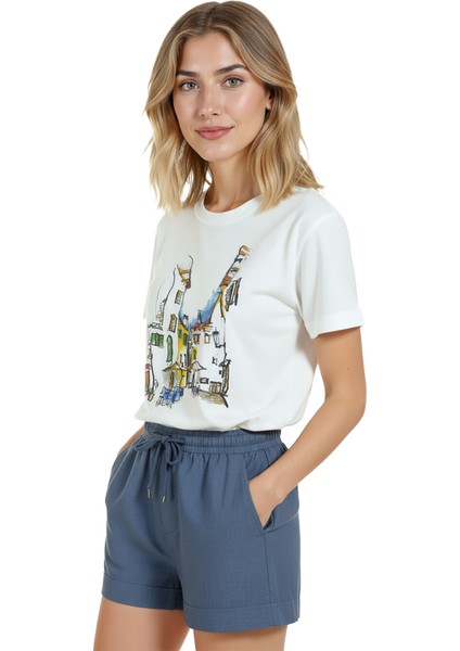 Kadın Beyaz Relaxed Fit %100 Pamuk Tişört – Sokak Kafeleri & Renkli Evler Baskılı fırsatları