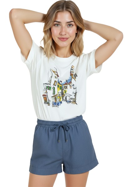 Kadın Beyaz Relaxed Fit %100 Pamuk Tişört – Sokak Kafeleri & Renkli Evler Baskılı indirimleri