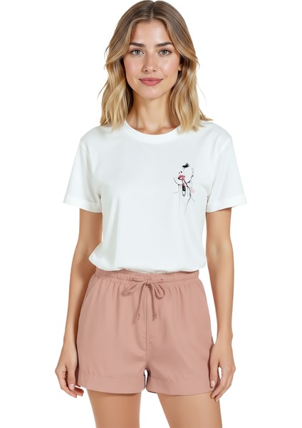 Kadın Beyaz Relaxed Fit %100 Pamuk Tişört – Rujlu Tek Çizgi Yüz Baskılı