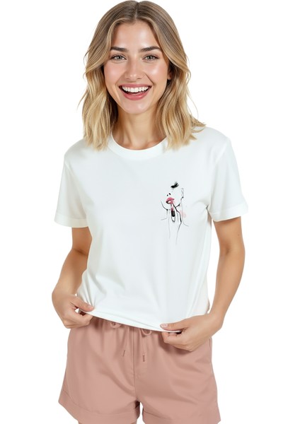 Kadın Beyaz Relaxed Fit %100 Pamuk Tişört – Rujlu Tek Çizgi Yüz Baskılı modelleri